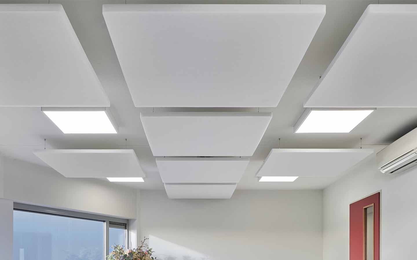 Witte Core plafondpanelen bij kantoor Lacom.