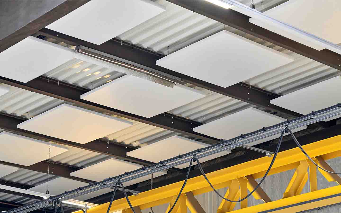 Reducel Core akoestische plafondpanelen in de bedrijfshal.