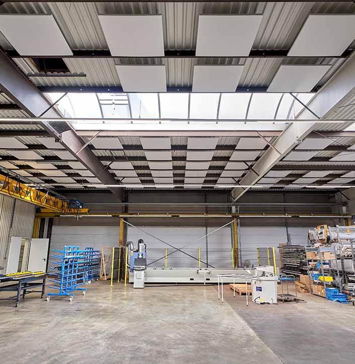 Reducel Core plafondpanelen in de fabriekshal.
