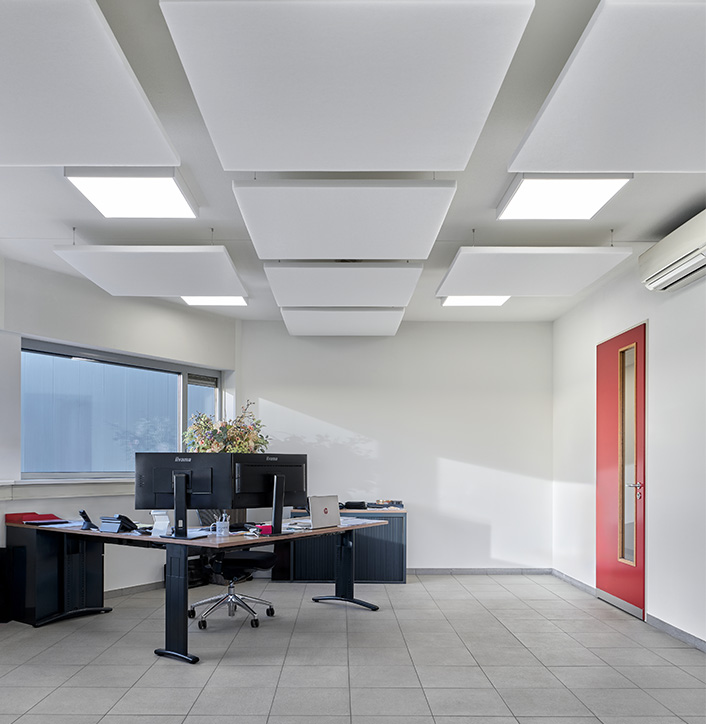 Reducel Core plafondpanelen op kantoor.