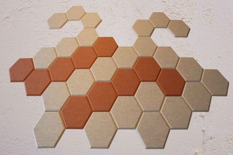 Reducel Pure FELT hexagon 2 kleuren op de muur.