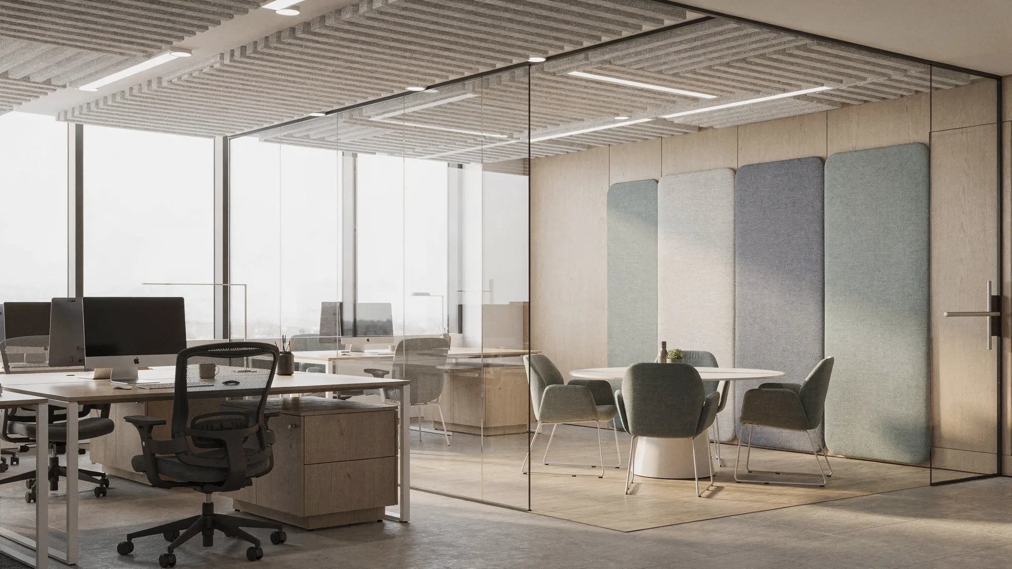 Een modern kantoorinterieur met akoestische plafondpanelen boven werkplekken, zachte wandpanelen in een vergaderzone en rustige materiaalcontrasten tussen glas, hout en textiel.