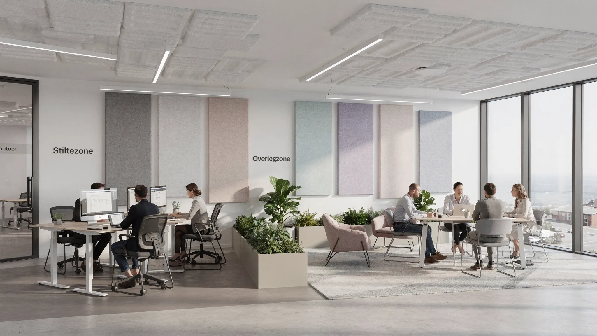 Een moderne kantoorruimte met een akoestisch plafond, enkele wandpanelen en duidelijke zonering (stiltezone en overlegzone), met mensen die rustig werken; de ruimte oogt strak en professioneel en laat zien waar absorptie is toegepast.