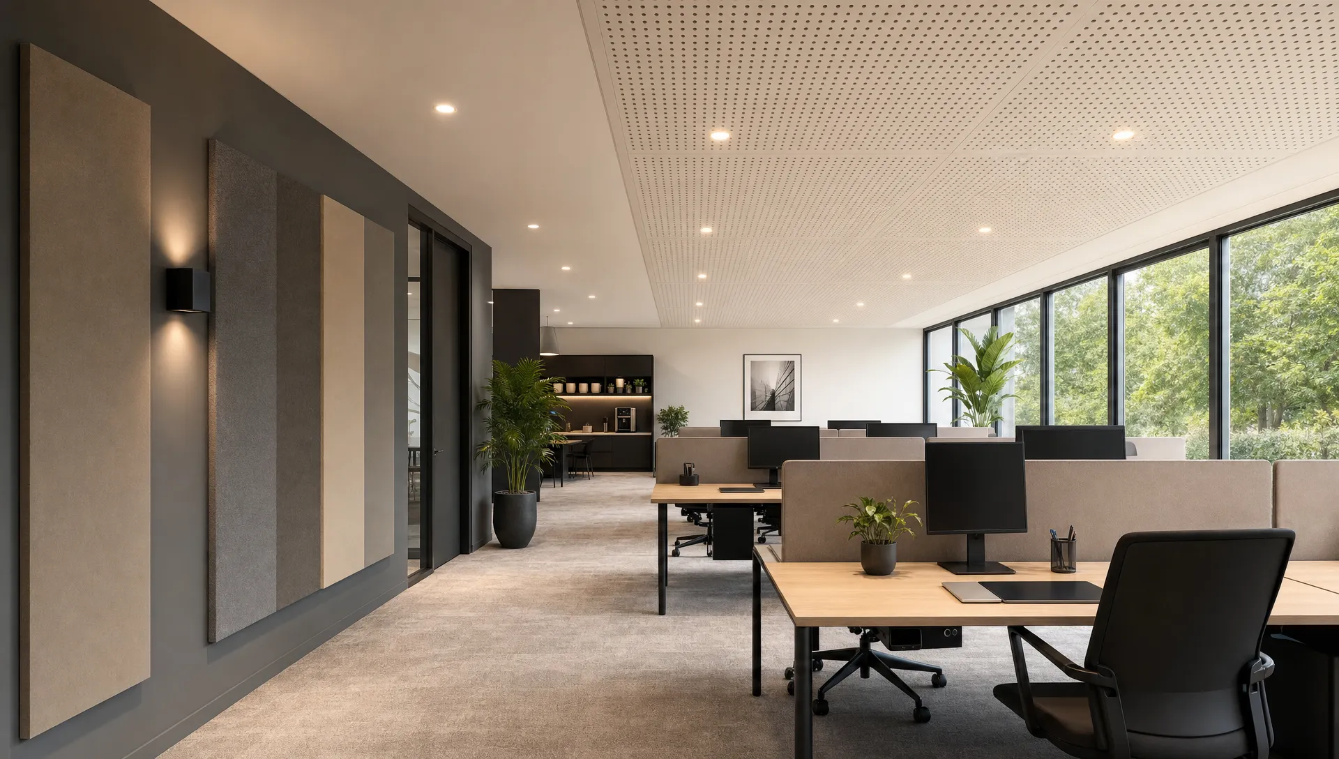 Een rustige kantoorzone met losse werkplekken, wandpanelen langs een zijwand en geperforeerde akoestische plafondpanelen boven de looplijn, gezien op ooghoogte vanuit de hoek van de ruimte. De omgeving oogt open en professioneel, met vooral de werkzone en de plafondintegratie als focus.