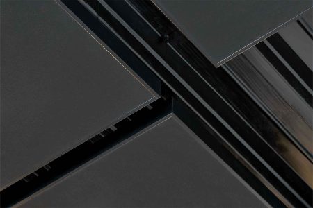Zwarte Reducel Summit panelen met zwart aluminium kader.