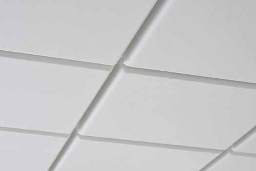 Plafondpanelen tegen plafond gemonteerd.