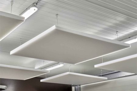 Reducel Core akoestische panelen hangend aan het plafond.
