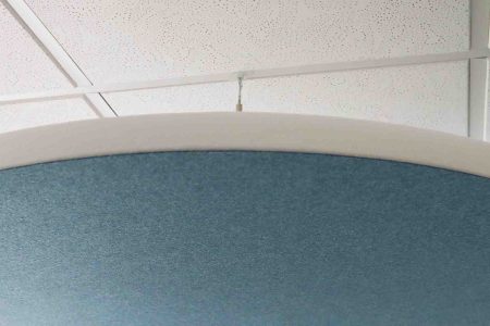 Reducel Surface plafondpaneel voorzien van groen textiel.